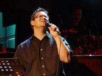 Nic Janse van Rensburg bedien met sang tydens een van ons Sondagbyeenkomste