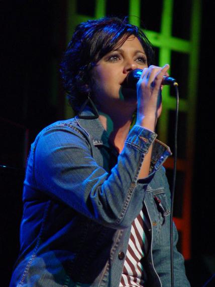 Maryke de Kooker sing tydens een van die dienste.