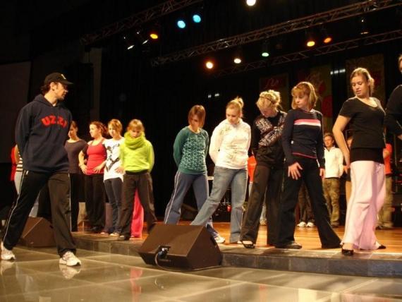 Ferdi Gernandt (Choreograaf) spandeer tyd met die dames vir die Diva-Medley se een nommer.