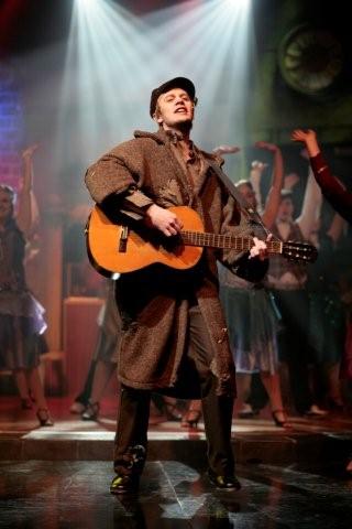 Charlie, die straatmusikant (Xander Steyn) - Stasionêr.