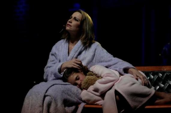 'n Toneel uit Stasionêr met Laurette, die dominee se vrou (Marna Fritz) en Mika (Bernice Willemse).